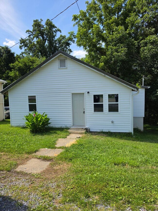 Building Photo - Remodeled 2/1 home in Kingsport
