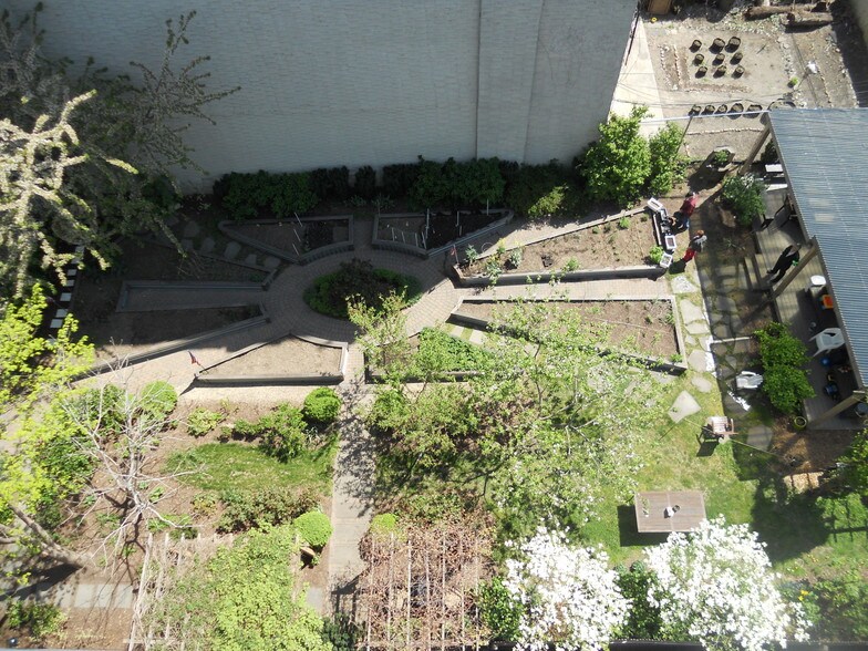 Building Photo - 130 Scholes St