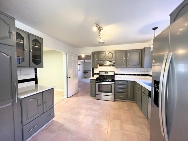 Building Photo - Spacious 3 Bedroom 2 Bathroom Home In The NE!