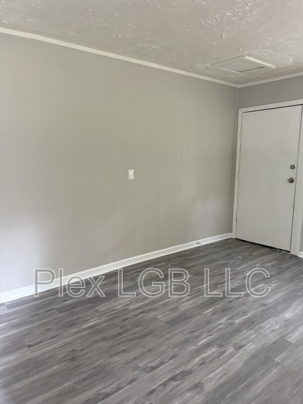 Building Photo - 100 Oak Ln