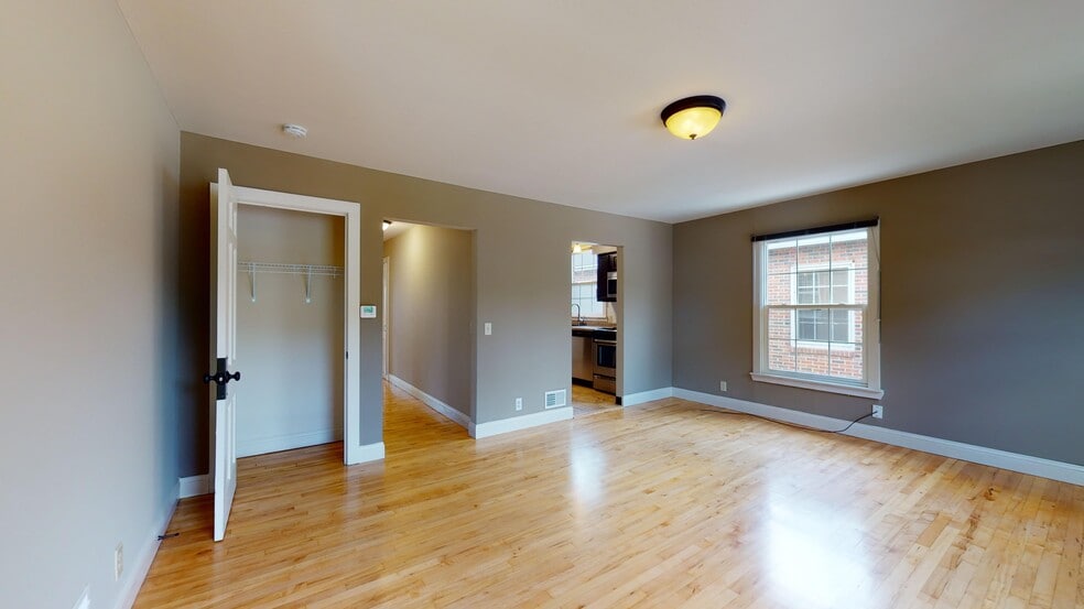 Building Photo - 2921 Monroe St