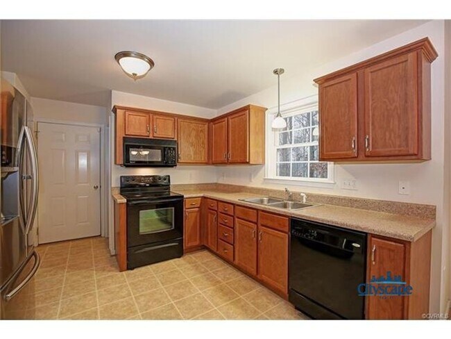 Building Photo - LOVELY 4 BEDROOM MOVE-IN READY HOME IN MID...