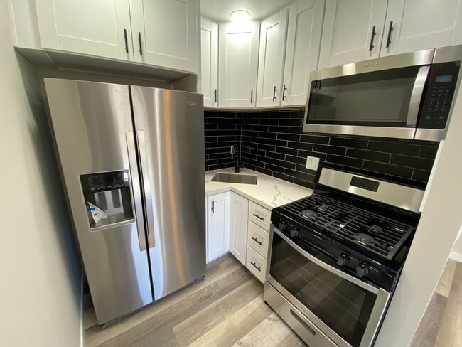 Building Photo - 3BD/1BA with beautiful yard!