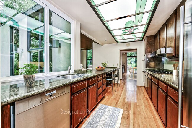 Building Photo - 3 BR 2 BA La Canada Flintridge 3 car garage