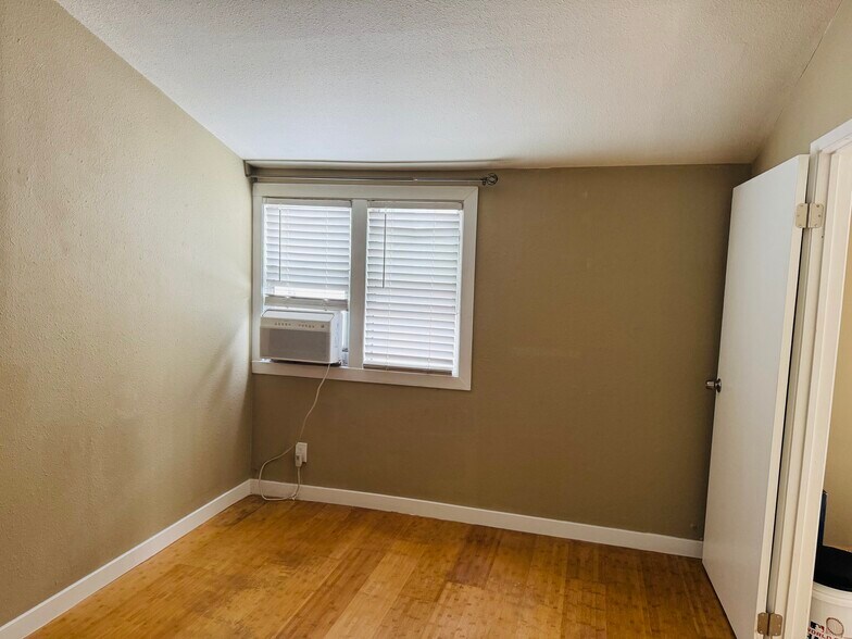 Building Photo - 701 W Doran St
