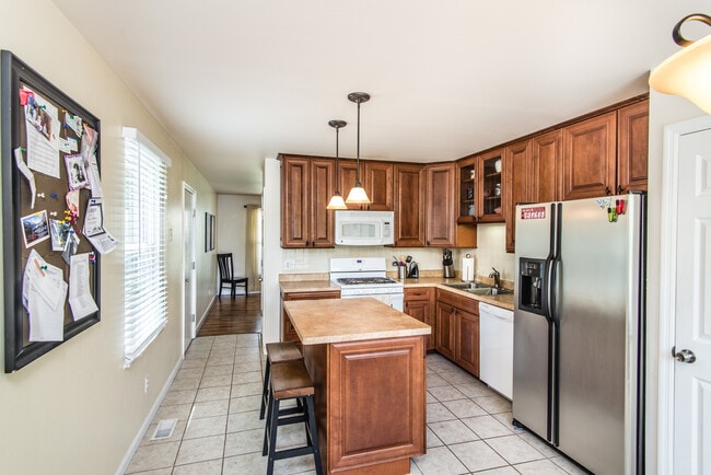 Building Photo - 1620 Dahlia Ct