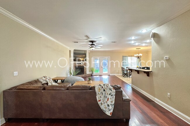 Building Photo - AVAILABLE IN AUG! 5BR/3BA IN S. CRESTVIEW