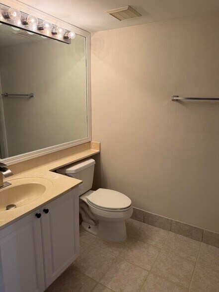 Building Photo - 1500 Crestwood Ct S