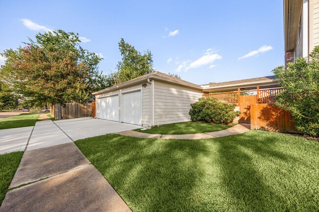 Building Photo - 15526 Cabildo Dr