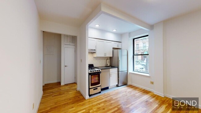 Building Photo - 415 E 73rd St