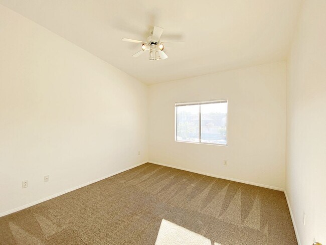 Building Photo - 1 BEDROOM CONDO IN HENDERSON GATED COMMUNITY