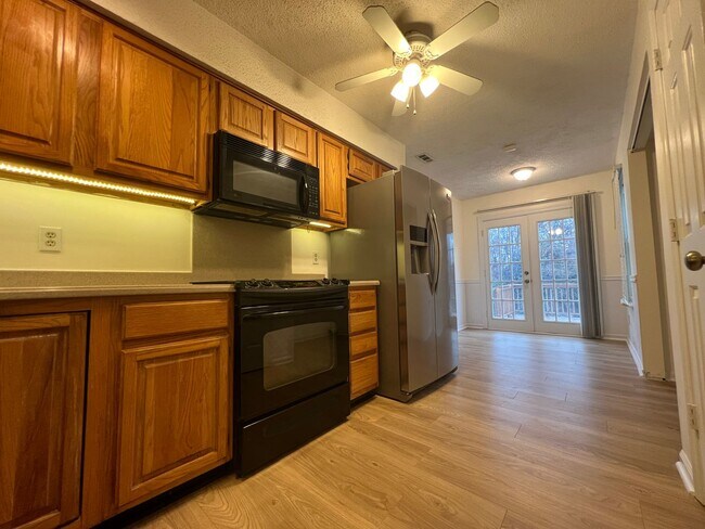 Building Photo - Move-in Ready!