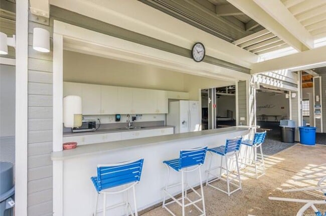 Building Photo - 605 Mananai Pl