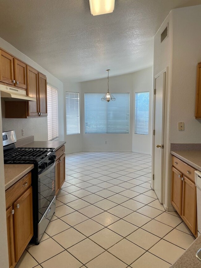 Building Photo - Large 3 Bedroom! Master Bedroom w/ Sitting Room!