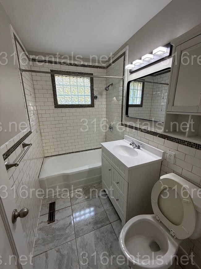 Building Photo - $995 - 3 bed 1 bath - Single Family Home