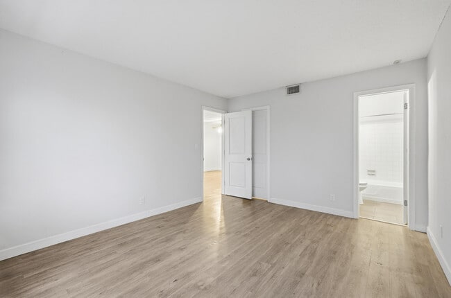 Building Photo - 1400 NE 57th St