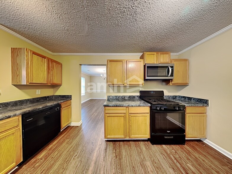 Building Photo - 1642 Village Place Cir NE