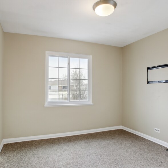 Building Photo - 2625 Newport St