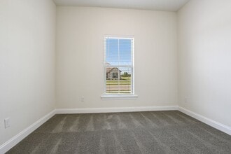 Building Photo - Must see single story 4 bed/3 full bath floor plan in sought after Fairview Gardens!