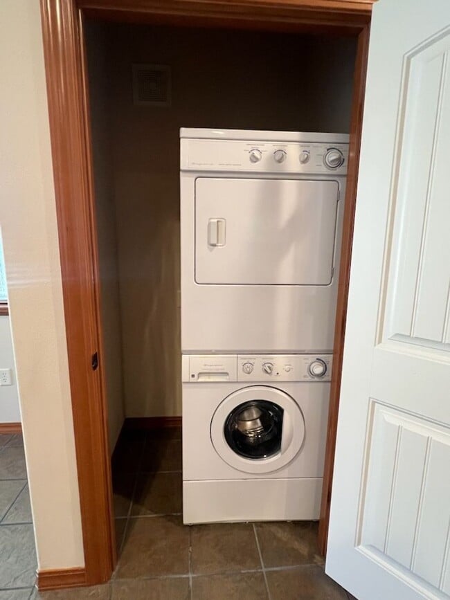 Building Photo - 3 bed/2.5 bath townhome! Double garage, a/...