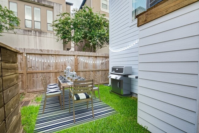 Building Photo - 1123 W 17th St