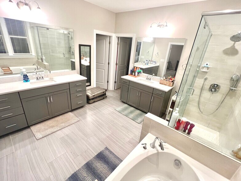 Building Photo - 4745 Kingswood Dr