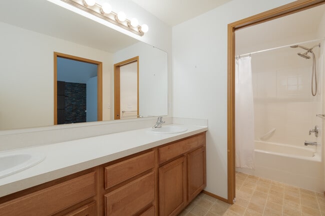 Building Photo - 2732 Hidden Springs Loop SE