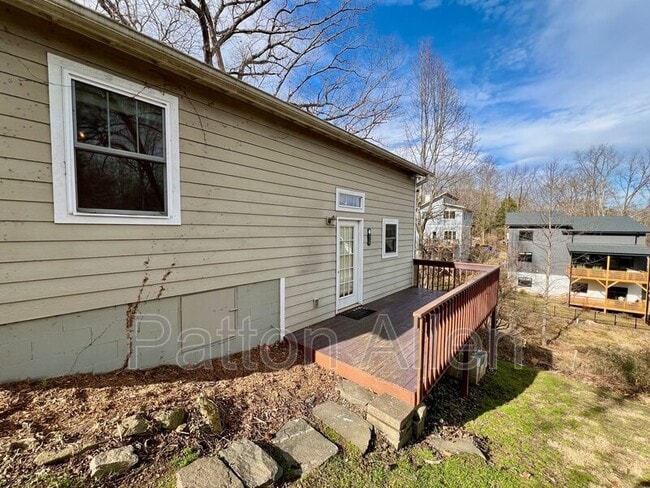 Building Photo - 80 Oakwood St