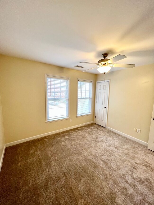 Building Photo - 2 Bedroom Townhome