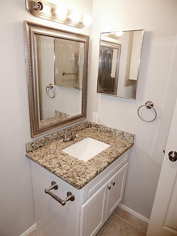 Building Photo - 4406 Kinloch Dr