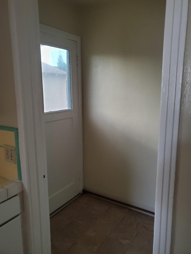 Building Photo - S526/528MR