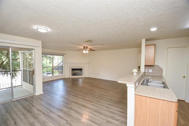 Building Photo - 8051 Bay Branch Dr