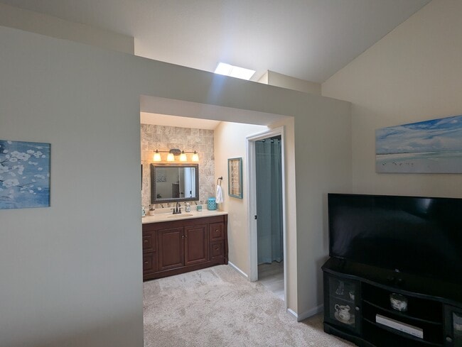 Building Photo - 202 N Spruce Dr