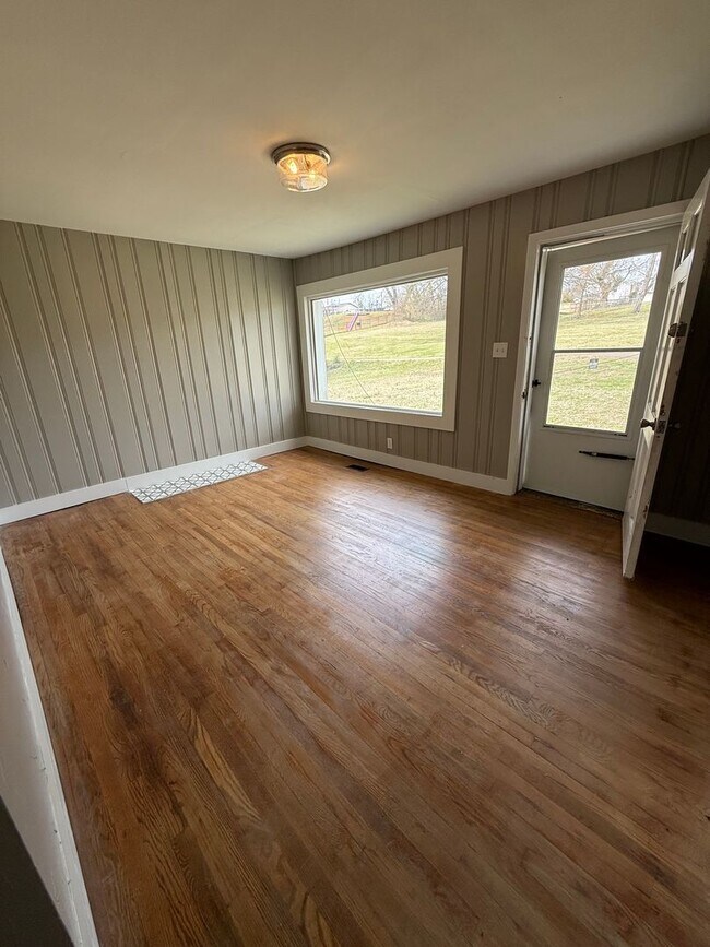 Building Photo - Charming 3 Bedroom 1 Bath home convenient to Middlebrook Pike in the West View Community