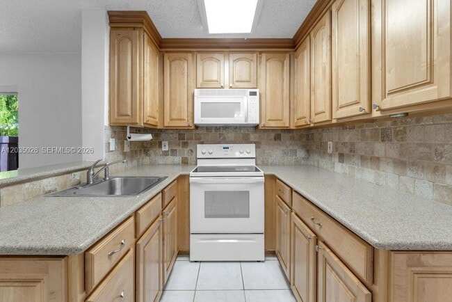 Building Photo - 10832 N Kendall Dr