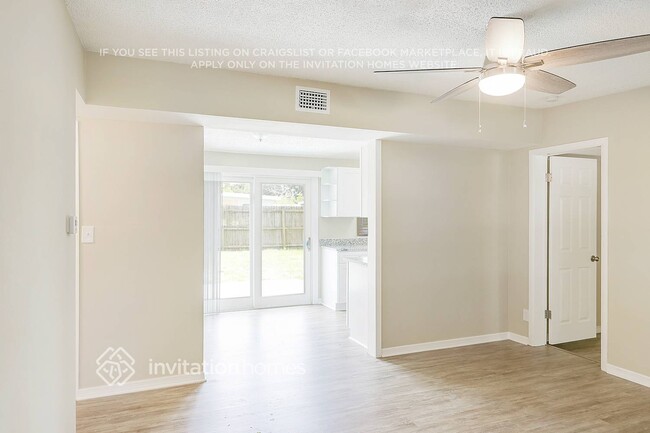 Building Photo - 9449 Park Lake Dr