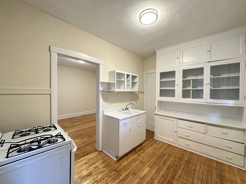 Building Photo - 1310 Oak Ave