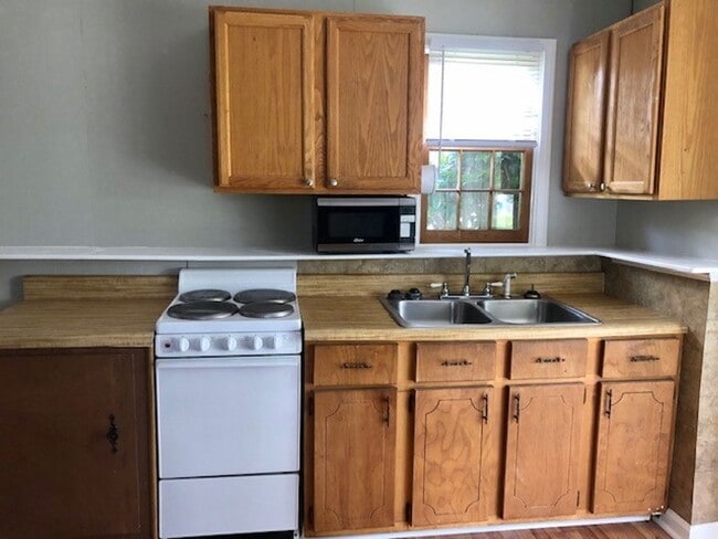 Building Photo - Move in Ready! Move-in Special of $250 off...
