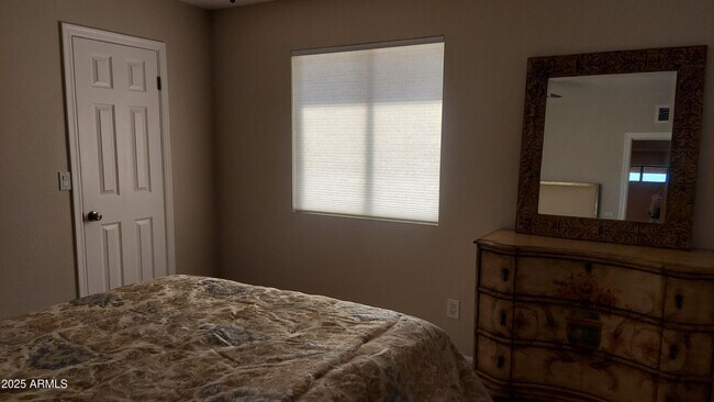 Building Photo - 459 E Marigold Ln