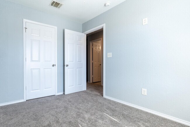 Building Photo - 6918 Crestway Dr