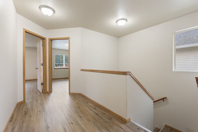 Building Photo - 4bed/2.5 Bath home - Available in SE Portland,