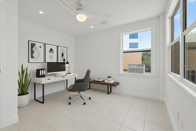 Building Photo - 922 N Shore Dr NE