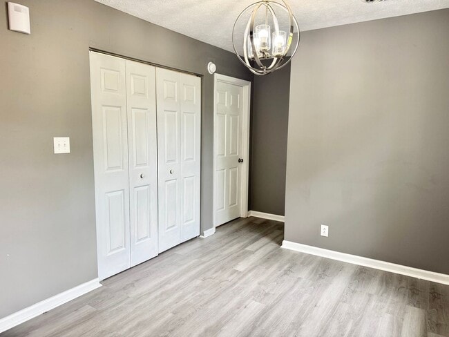 Building Photo - Three Bedroom Close to Ft. Campbell