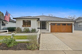 Building Photo - 3 bed 2 bath remodeled home features rustic charm blended with contemporary elegance