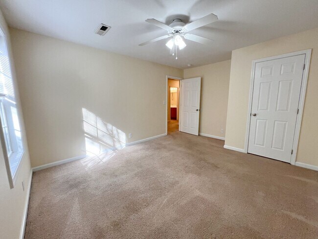 Building Photo - 528 Luxury Dr