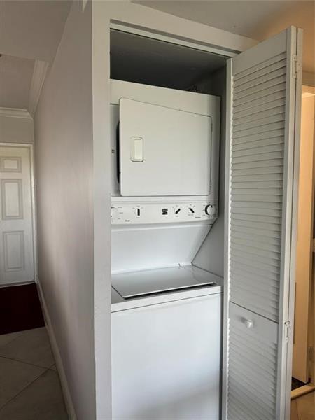 Building Photo - 1319 E Hillsboro Blvd