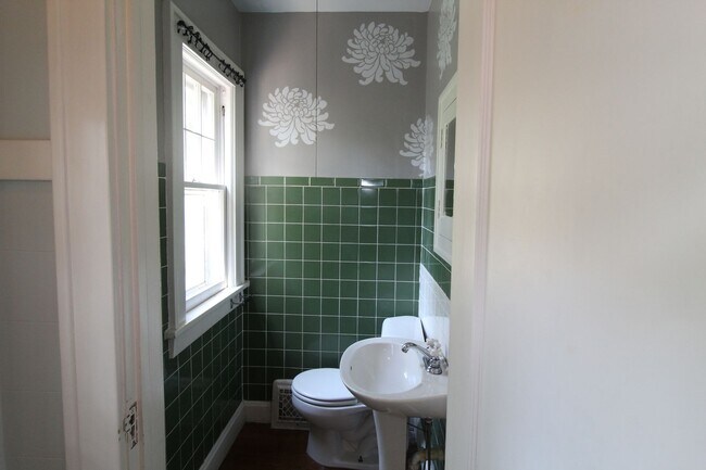 Building Photo - December FREE On This 3 Bedroom 1.5 Bath Home Just Minutes From Brookside