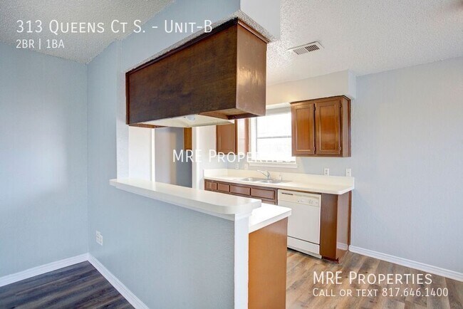 Building Photo - 313 Queens Ct S