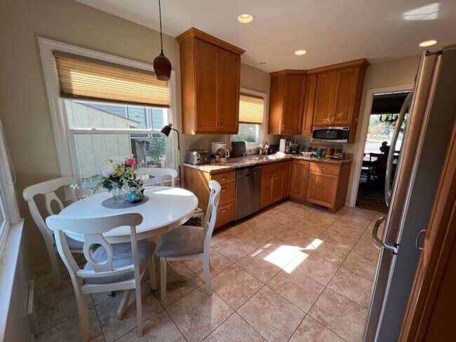 Building Photo - Located in the Historic District! 3+ beds,...