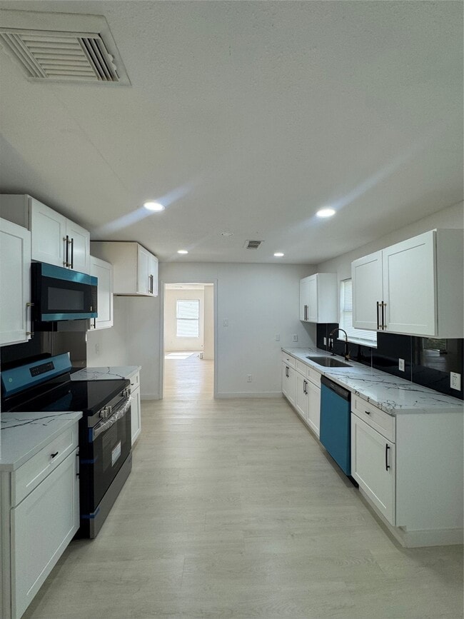 Building Photo - 7640 Broadview Dr
